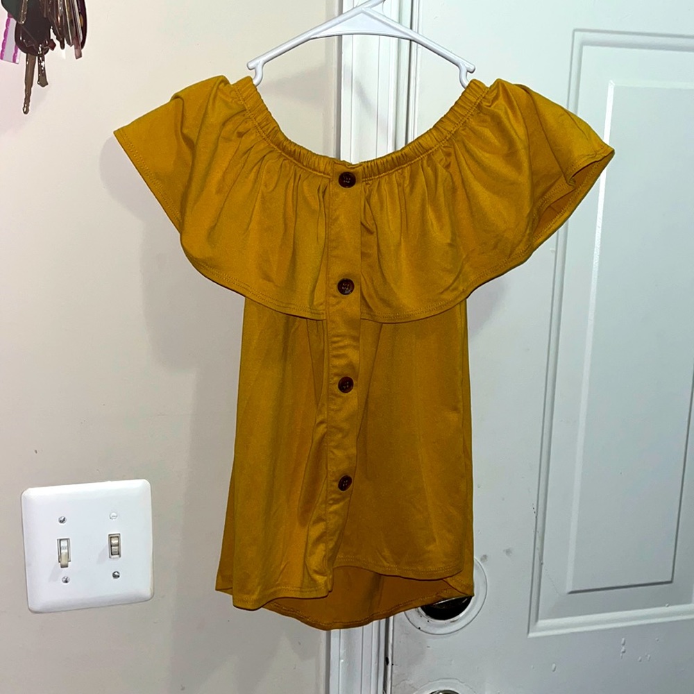 brand: dream girl. size: small. color: yellow with brown buttons